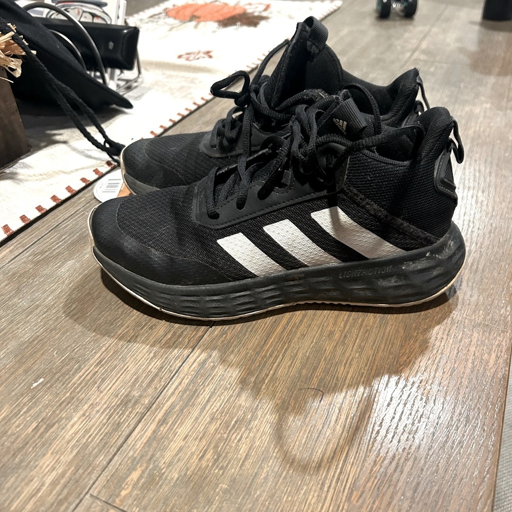 Big kids boys size 4 Adidas sneakers - Picture 1 of 3
